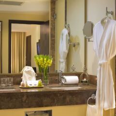Отель Sunset Plaza Beach Resort & Spa ванная фото 2