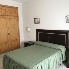 Отель Complejo Turistico Baños del Robledillo сейф в номере