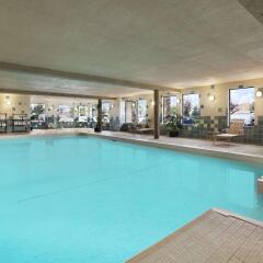 Отель Days Inn & Suites West Edmonton бассейн