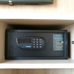 Отель Compass Skyview Бангкок сейф в номере