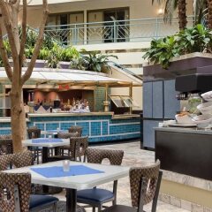 Отель Embassy Suites Minneapolis - Airport Блумингтон с домашними животными