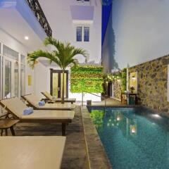 Отель Golden Palm Villa бассейн