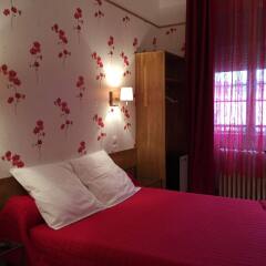 Отель Hôtel Les Chansonniers сейф в номере