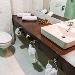 Отель Bonvital Wellness & Gastro Hotel Hévíz - Adults Only Венгрия, Хевиз - 1 отзыв об отеле, цены и фото номеров - забронировать отель Bonvital Wellness & Gastro Hotel Hévíz - Adults Only онлайн ванная фото 2