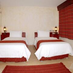 Отель Al Liwan Suites сейф в номере
