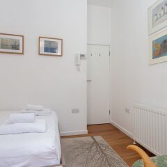 Апартаменты 1 Bedroom Apartment In Fitzrovia Sleeps 4 комната для гостей