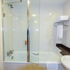 Отель Premier Inn Abu Dhabi Capital Centre ванная