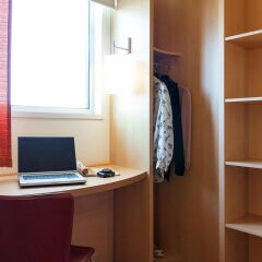 Отель ibis Barcelona Aeropuerto Viladecans сейф в номере