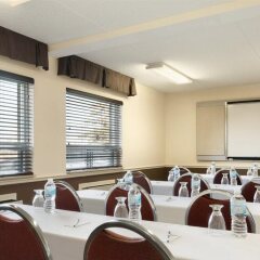 Отель Travelodge by Wyndham Calgary International Airport South Канада, Калгари - отзывы, цены и фото номеров - забронировать отель Travelodge by Wyndham Calgary International Airport South онлайн помещение для мероприятий фото 2