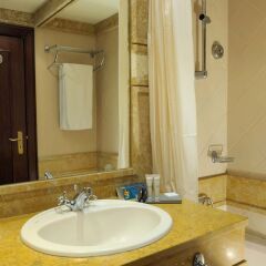Отель Madeira Regency Palace Hotel Португалия, Фуншал - отзывы, цены и фото номеров - забронировать отель Madeira Regency Palace Hotel онлайн ванная