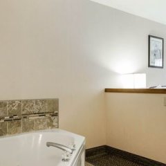 Quality Inn & Suites Stoughton - Madison South in Stoughton, United States of America from 96$, photos, reviews - zenhotels.com bathroom photo 2