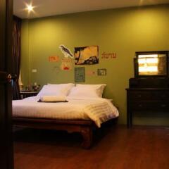 Отель Feung Nakorn Balcony Rooms & Cafe Бангкок комната для гостей фото 4