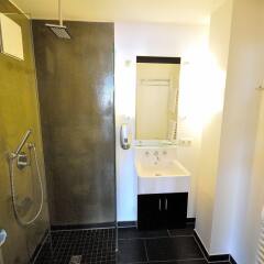 Отель Five Elements Hostel Frankfurt Германия, Франкфурт-на-Майне - отзывы, цены и фото номеров - забронировать отель Five Elements Hostel Frankfurt онлайн ванная фото 2