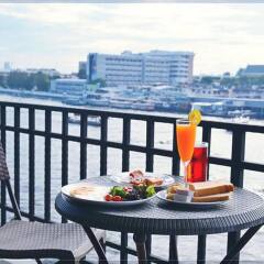 Отель Baan Wanglang Riverside Бангкок балкон