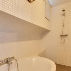 Апартаменты Houseboat Apartments - Canal Belt East Area ванная фото 2