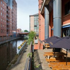 Отель Jurys Inn Manchester City Centre Великобритания, Манчестер - отзывы, цены и фото номеров - забронировать отель Jurys Inn Manchester City Centre онлайн балкон