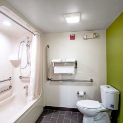 Отель Sleep Inn Frederick ванная фото 2