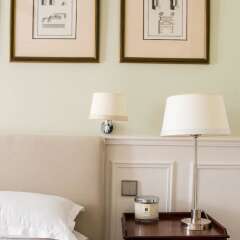 Отель Rue de Bassano by Onefinestay сейф в номере