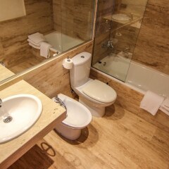 Отель Apartamentos S'abanell Central Park Испания, Бланес - отзывы, цены и фото номеров - забронировать отель Apartamentos S'abanell Central Park онлайн ванная фото 2