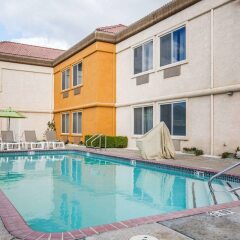 Отель Comfort Suites Tulare бассейн фото 2