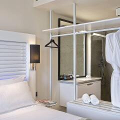 Отель ME Ibiza - The Leading Hotels of the World сейф в номере