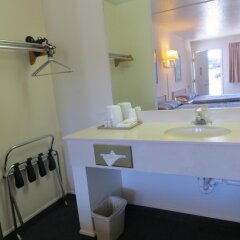 Отель Four Corners Inn ванная
