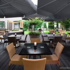 Отель Sheraton Grand Krakow Краков бассейн