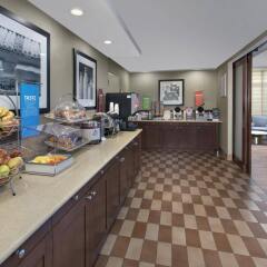 Отель Hampton Inn NY-JFK Jamaica-Queens США, Нью-Йорк - 1 отзыв об отеле, цены и фото номеров - забронировать отель Hampton Inn NY-JFK Jamaica-Queens онлайн питание