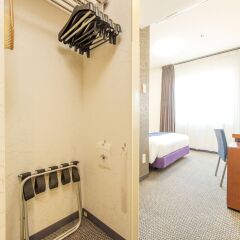 Hotel Villa Fontaine Tokyo-Kayabacho сейф в номере