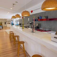 Отель Checkin Bungalows Atlantida гостиничный бар
