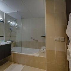 Отель Ajman Beach Hotel ОАЭ, Аджман - 3 отзыва об отеле, цены и фото номеров - забронировать отель Ajman Beach Hotel онлайн ванная