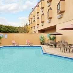 Отель Ramada Hotel & Suites Metrotown Канада, Ванкувер - отзывы, цены и фото номеров - забронировать отель Ramada Hotel & Suites Metrotown онлайн с домашними животными
