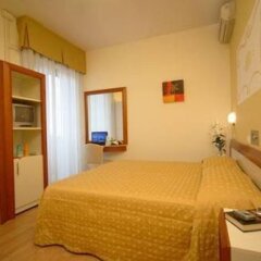 Hotel Aristeo Римини сейф в номере
