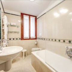 Отель Basilea Италия, Венеция - 3 отзыва об отеле, цены и фото номеров - забронировать отель Basilea онлайн ванная фото 2