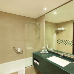 Отель DoubleTree by Hilton Hotel Aqaba Иордания, Акаба - 1 отзыв об отеле, цены и фото номеров - забронировать отель DoubleTree by Hilton Hotel Aqaba онлайн ванная