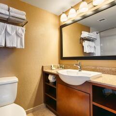 Отель Best Western Plus Suites Downtown Канада, Калгари - отзывы, цены и фото номеров - забронировать отель Best Western Plus Suites Downtown онлайн ванная