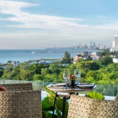 Отель X2 Vibe Pattaya Seaphere Residence пляж