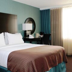 Отель Holiday Inn & Suites Pointe-Claire Montreal Airport Канада, Монреаль - отзывы, цены и фото номеров - забронировать отель Holiday Inn & Suites Pointe-Claire Montreal Airport онлайн комната для гостей фото 4