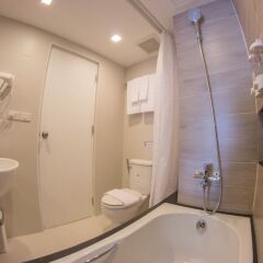 Отель Racha Residence Sri Racha ванная