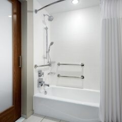 Отель SpringHill Suites by Marriott Columbus OSU США, Колумбус - отзывы, цены и фото номеров - забронировать отель SpringHill Suites by Marriott Columbus OSU онлайн ванная фото 2