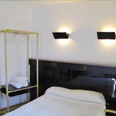 Отель Hostal Athenas Испания, Сан-Адриан-де-Бесос - 8 отзывов об отеле, цены и фото номеров - забронировать отель Hostal Athenas онлайн удобства в номере