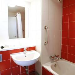 Отель Travelodge Barcelona Poblenou ванная фото 2