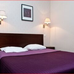 Отель Hôtel Tamaris сейф в номере