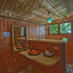 Отель Koh Tao Bamboo Huts Таиланд, Остров Тау - отзывы, цены и фото номеров - забронировать отель Koh Tao Bamboo Huts онлайн ванная фото 2