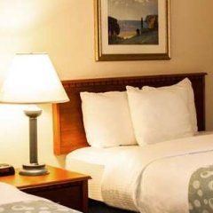 Отель La Quinta Inn by Wyndham Cincinnati North США, Шаронвилль - отзывы, цены и фото номеров - забронировать отель La Quinta Inn by Wyndham Cincinnati North онлайн комната для гостей фото 5