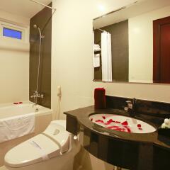 Отель Hue Serene Shining Hotel & Spa Вьетнам, Хюэ - отзывы, цены и фото номеров - забронировать отель Hue Serene Shining Hotel & Spa онлайн ванная фото 2
