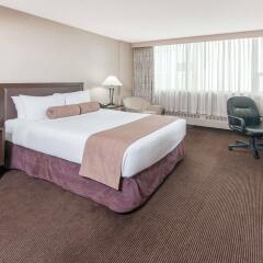 Отель Ramada Plaza by Wyndham Calgary Downtown Канада, Калгари - отзывы, цены и фото номеров - забронировать отель Ramada Plaza by Wyndham Calgary Downtown онлайн комната для гостей