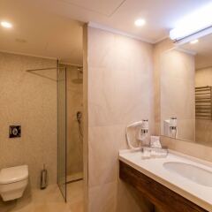 Отель Ramada and Suites by Wyndham Yerevan ванная фото 2