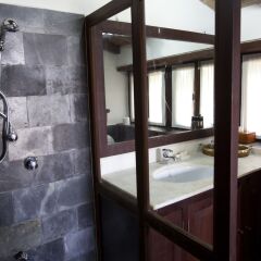 Отель Tiger Mountain Pokhara Lodge Непал, Лехнат - отзывы, цены и фото номеров - забронировать отель Tiger Mountain Pokhara Lodge онлайн ванная