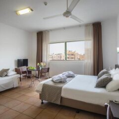Апартаменты Costantiana Beach Hotel Apartments Кипр, Ларнака - 6 отзывов об отеле, цены и фото номеров - забронировать отель Costantiana Beach Hotel Apartments онлайн комната для гостей фото 4